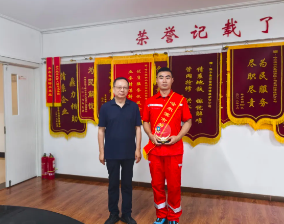 亮身份 当先锋 做示范 建新功 bv伟德国际体育官方网站为“劳模示范岗”授牌