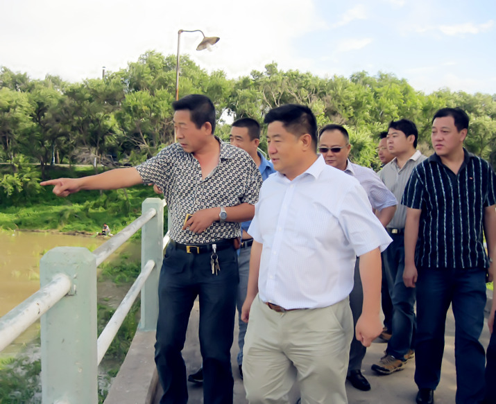 集团公司领导视察新一净水厂堤坝防汛工作