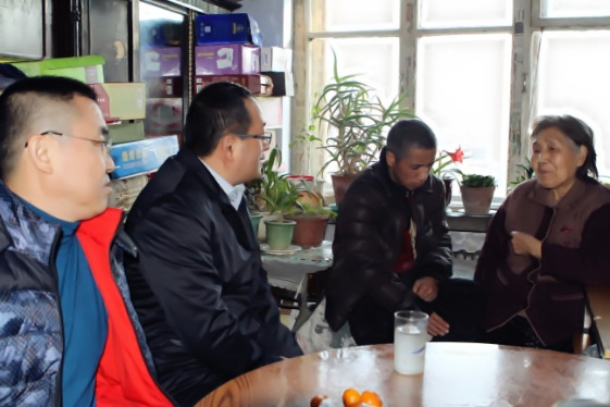 集团公司董事长领导心系职工冷暖 情牵企业民生