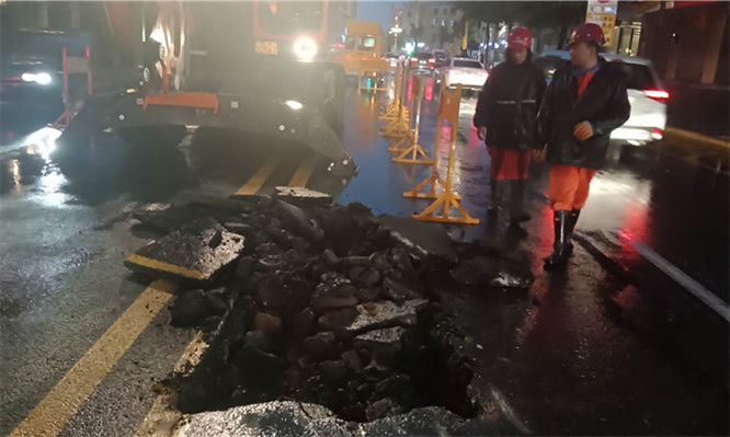 南岗营业分公司快速反应  冒雨抢修