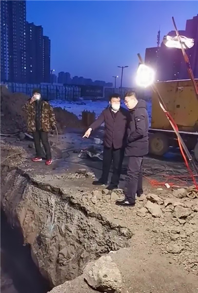 集团公司副总经理颜景琪对漏水抢修工作进行检查指导